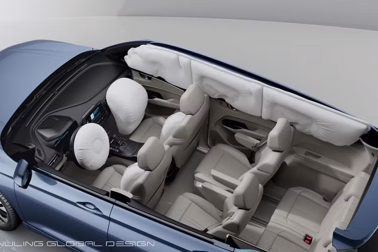 Nội thất của xe trông rất hiện đại và dễ chịu, với mặt táp lô mang thiết kế đa lớp, nổi bật với một màn hình cảm ứng LCD UHD “nổi” lớn và bảng đồng hồ kỹ thuật số. Wuling Victory cũng có vô lăng đa công năng hai chấu và bộ chuyển số điện tử. Dựa theo nhà sản xuất Trung Quốc, Victory sử dụng những chất liệu thân thiện môi trường và thiết kế nhiều bề mặt cong linh hoạt. Cabin màu be cũng lắp đặt những chiếc xe mang tính công thái học cao với vải da mềm mà “phù hợp với độ công sinh lý của vai, lưng và eo, giảm bớt mệt mỏi trên những chuyến đi dài”.