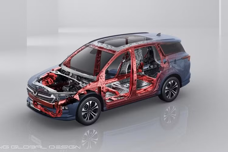 Mẫu MPV Wuling Victory 7 chỗ mới mẻ này cũng trang bị cửa sổ trời toàn cảnh lớn nhất trong phân khúc với kích thước 1.365 x 870 mm. Nó cũng có trang bị một bộ lọc không khí PM2.5 và máy tạo ion âm mà có tác dụng “chặn bụi, vi rút và vi khuẩn để tạo ra một môi trường nội thất trong lành với mức độ bảo vệ N95”. Xe có cấu trúc thân vỏ sức chống chịu cao làm từ 31% thép cường độ siêu cao đẳng cấp hàng không và 63% thép cường độ cao. Nó còn có 6 túi khí phía trước và 6 túi khí bên cửa cũng như 4 camera ngoại thất góc rộng và 6 radar