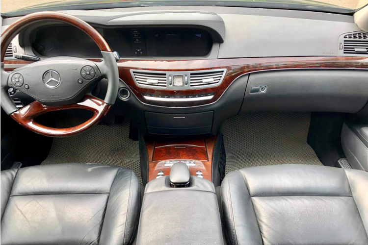 Là phiên bản S-Class tiêu chuẩn, S300 được tối giản hóa các trang thiết bị điện tử hơn so với các phiên bản còn lại. Nhờ đó, S 300 ít đòi hỏi sửa chữa thay thế phụ tùng ở nhiều hạng mục hơn các phiên bản khác sau một thời gian dài sử dụng, điều này giúp chủ sở hữu tối ưu hơn khoảng chi phí để nuôi xe.