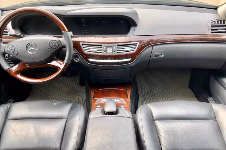 Là phiên bản S-Class tiêu chuẩn, S300 được tối giản hóa các trang thiết bị điện tử hơn so với các phiên bản còn lại. Nhờ đó, S 300 ít đòi hỏi sửa chữa thay thế phụ tùng ở nhiều hạng mục hơn các phiên bản khác sau một thời gian dài sử dụng, điều này giúp chủ sở hữu tối ưu hơn khoảng chi phí để nuôi xe.