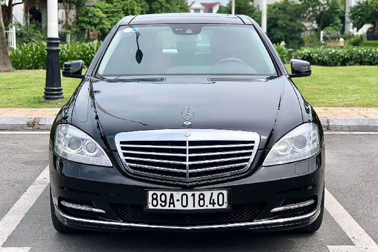 Mercedes-Benz S-Class đời cũ mang thiết kế trang nhã đặc trưng, sử dụng đèn pha Bi-Xenon công nghệ chiếu sáng chủ động, tự động điều chỉnh phạm vi chiếu sáng và mở rộng góc chiếu, có hệ thống rửa đèn. So với các phiên bản khác của dòng S-Class thế hệ cũ (W221) đang được rao bán rộng rãi trên thị trường xe cũ như S 500 hay S 500… phiên bản S300 này được đánh giá cao là khá lành tính, bền bỉ và “nồi đồng cối đá” nhất trong các phiên bản của S-Class thế hệ cũ.