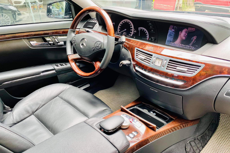 Sau gần 10 năm kể từ khi được sản xuất, chiếc S 300 này vẫn mang nhiều giá trị vượt thời gian như phong cách thiết kế lịch thiệp, sang trọng và không hề lỗi thời. Mãi đến ngày hôm nay, S-Class thế hệ cũ W221 vẫn là dòng xe mang thiết kế kinh điển để lại nhiều dấu ấn cho người yêu xe.
