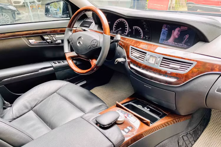 Sau gần 10 năm kể từ khi được sản xuất, chiếc S 300 này vẫn mang nhiều giá trị vượt thời gian như phong cách thiết kế lịch thiệp, sang trọng và không hề lỗi thời. Mãi đến ngày hôm nay, S-Class thế hệ cũ W221 vẫn là dòng xe mang thiết kế kinh điển để lại nhiều dấu ấn cho người yêu xe.