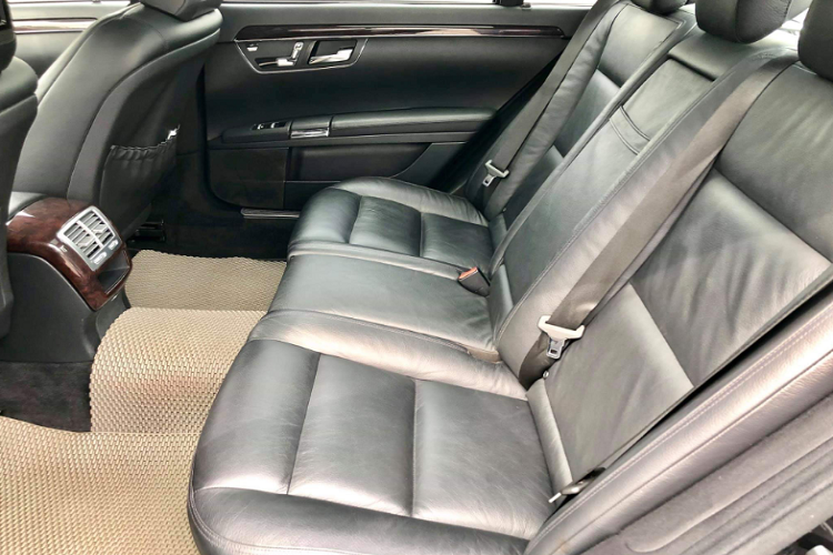 “Trái tim” của Mercedes-Benz S 300 là khối động cơ V6 dung tích 3.0L (2.997cc) hút khí tự nhiên (mã 272) dùng chung với S 280 cho công suất tối đa 228 mã lực tại 6.000 vòng/phút và mô-men xoắn cực đại 300Nm đạt được tại dải vòng tua máy từ 2.400 – 5.000 vòng/phút. Sức mạnh được truyền xuống cầu sau (RWD) thông qua hộp số tự động 7 cấp (7AT).