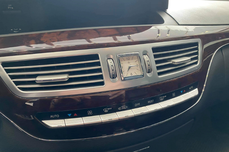 Động cơ mạnh mẽ, nội thất được trang bị nhiều tiện nghi cao cấp, vận hành mạnh mẽ đầm chắc, cách âm tốt và hơn hết là độ an toàn cao. S 300 hứa hẹn sẽ đem đến cho chủ sở hữu những trải nghiệm thú vị, khác biệt mà người mua sẽ không bao giờ tìm thấy được trên những chiếc sedan mới “đập hộp” trong tầm giá khoảng 1 tỷ đồng.