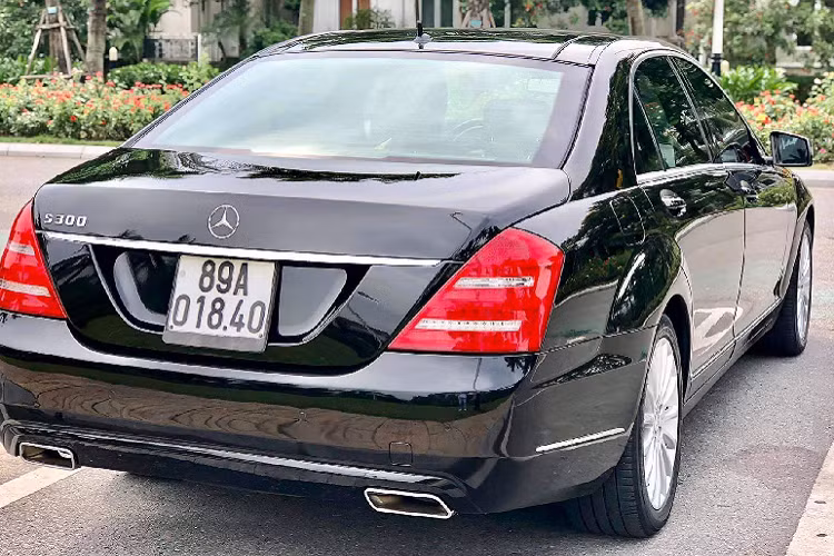Giá xe Mercedes-Benz S300 dùng 8 năm gần 1 tỷ đồng này cũng như bao mẫu xe Đức đời cũ khác, người chơi phải dành ra một khoản chi phí kha khá để dự trù cho các hạng mục bảo dưỡng thay thế phụ tùng, hay thậm chí là đại tu cho “đến nơi đến chốn” để đảm bảo xe được vận hành ổn định, không bị nằm đường. Mặc dù giá xe sang đời cũ 5 - 10 năm tuổi thường có xu hướng “trượt dốc không phanh”, nhưng đừng quên rằng giá phụ tùng chính hãng thay thế cho xe không trượt giá theo đời xe.