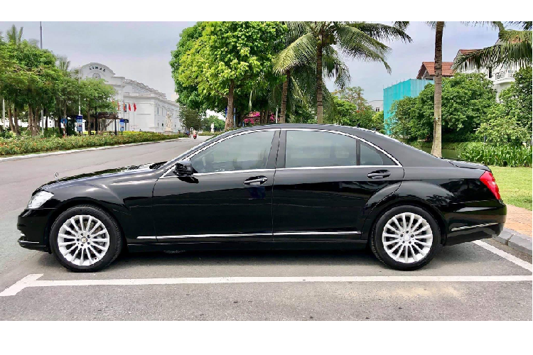 Cái tên S-Class luôn là một xe sang bậc nhất trên thị trường. Mặc dù được sản xuất cách đây gần 10 năm, nhưng nội thất đẳng cấp của xe vẫn khó mà nhạt phai theo thời gian. Nội thất xe được ốp gỗ óc chó (Walnut), bọc da màu Đen cao cấp ở ghế ngồi, vô lăng, táp-pi cửa và bệ tỳ tay. Hàng ghế trước chỉnh điện, ghế lái có nhớ vị trí. Hệ thống khóa trung tâm điều khiển từ xa, hệ thống điều hòa tự động cao cấp THERMOTRONIC chỉnh nhiệt độ riêng cho ghế sau.