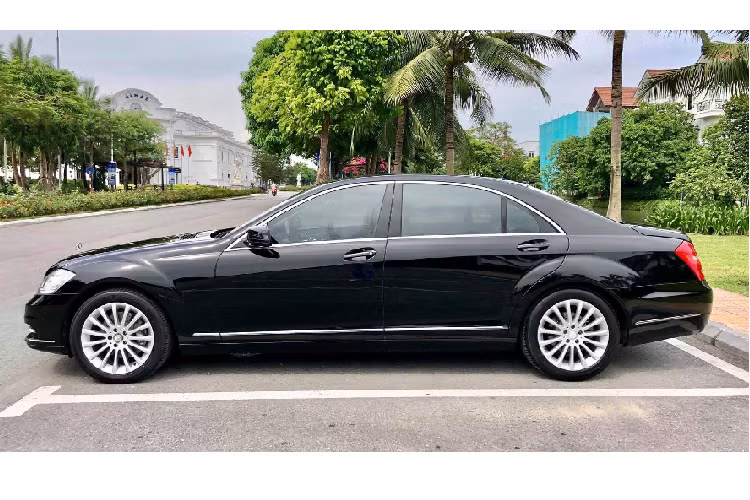 Cái tên S-Class luôn là một xe sang bậc nhất trên thị trường. Mặc dù được sản xuất cách đây gần 10 năm, nhưng nội thất đẳng cấp của xe vẫn khó mà nhạt phai theo thời gian. Nội thất xe được ốp gỗ óc chó (Walnut), bọc da màu Đen cao cấp ở ghế ngồi, vô lăng, táp-pi cửa và bệ tỳ tay. Hàng ghế trước chỉnh điện, ghế lái có nhớ vị trí. Hệ thống khóa trung tâm điều khiển từ xa, hệ thống điều hòa tự động cao cấp THERMOTRONIC chỉnh nhiệt độ riêng cho ghế sau.