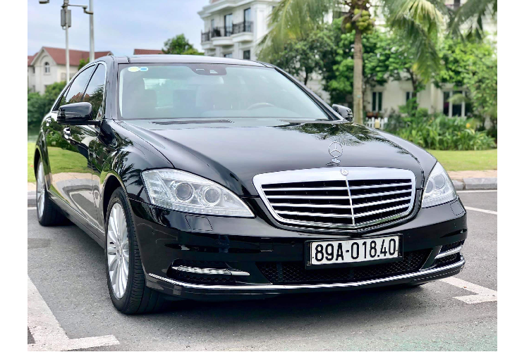 Tại thời điểm năm 2012, chiếc Mercedes-Benz S 300 có giá bán chính hãng “ngót ngét” khoảng 4 tỷ đồng khiến việc sở hữu chiếc S 300 này tại thời điểm lúc bấy giờ là một chuyện rất xa vời với nhiều người. Hiện tại, giá bán 999 triệu đồng cho mẫu xe này đã dễ tiếp cận hơn rất nhiều. Đây thực sự là mẫu xe dành cho người đam mê và muốn trải nghiệm dòng xe sedan cỡ lớn của Đức, nghĩ theo cách khác thoáng hơn, đây thực sự là món hời với số tiền chỉ 999 triệu đồng.