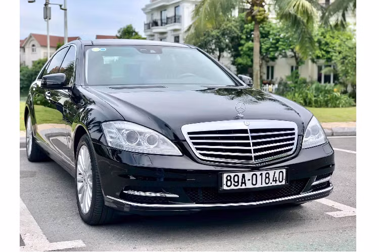 Tại thời điểm năm 2012, chiếc Mercedes-Benz S 300 có giá bán chính hãng “ngót ngét” khoảng 4 tỷ đồng khiến việc sở hữu chiếc S 300 này tại thời điểm lúc bấy giờ là một chuyện rất xa vời với nhiều người. Hiện tại, giá bán 999 triệu đồng cho mẫu xe này đã dễ tiếp cận hơn rất nhiều. Đây thực sự là mẫu xe dành cho người đam mê và muốn trải nghiệm dòng xe sedan cỡ lớn của Đức, nghĩ theo cách khác thoáng hơn, đây thực sự là món hời với số tiền chỉ 999 triệu đồng.