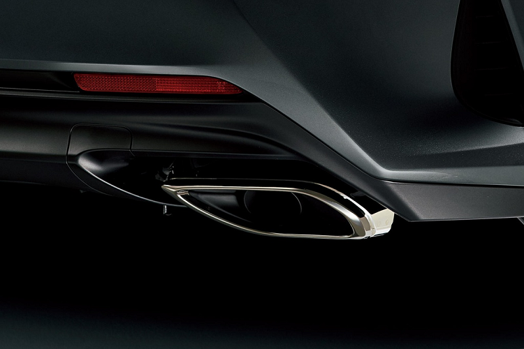 Ốp gương và viền ống xả cũng được sơn đen tạo cảm giác "ngầu" hơn. Thậm chí, RC Emotional Ash được đánh giá là đẹp hơn so với phiên bản Lexus RC Black Line Special Edition 2021.