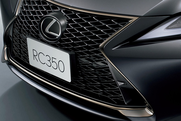 Ở ngoại hình, những nâng cấp mới bao gồm lưới tản nhiệt con suốt được sơn đen bóng, mâm xe 19 inch sơn đen thể thao. Đèn pha LED có 3 cụm bóng bên trong tạo cái nhìn dữ tợn cho phần đầu xe.