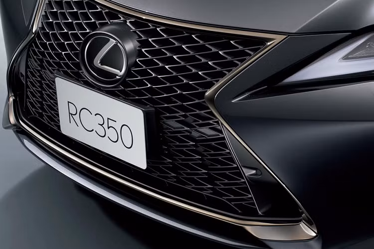 Ở ngoại hình, những nâng cấp mới bao gồm lưới tản nhiệt con suốt được sơn đen bóng, mâm xe 19 inch sơn đen thể thao. Đèn pha LED có 3 cụm bóng bên trong tạo cái nhìn dữ tợn cho phần đầu xe.