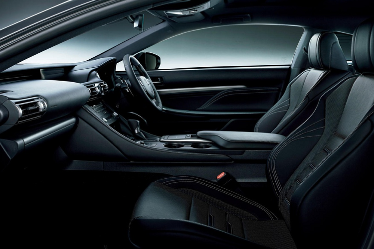 Trong cabin, nội thất được thiết kế sang trọng và thể thao. Các chi tiết ốp gỗ tần bì được phủ lớp sơn đặc biệt, tạo ra hiệu ứng ánh kim khi gặp ánh sáng mặt trời. Ghế ngồi được bọc da cao cấp trên biến thể F Sport có chút khác biệt, còn các phiên bản khác có đường chỉ khâu màu bạc tạo sự tương phản.