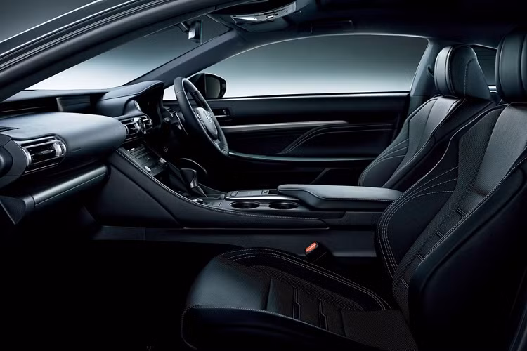 Trong cabin, nội thất được thiết kế sang trọng và thể thao. Các chi tiết ốp gỗ tần bì được phủ lớp sơn đặc biệt, tạo ra hiệu ứng ánh kim khi gặp ánh sáng mặt trời. Ghế ngồi được bọc da cao cấp trên biến thể F Sport có chút khác biệt, còn các phiên bản khác có đường chỉ khâu màu bạc tạo sự tương phản.