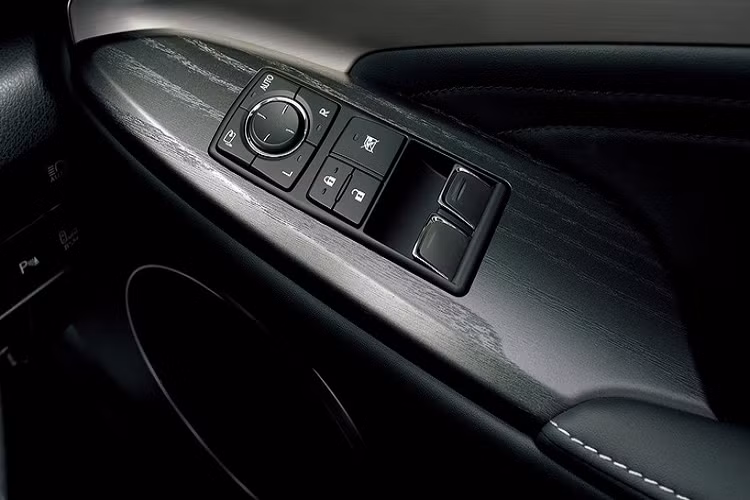 Tại Nhật Bản, Lexus RC 300 Emotional Ash có giá từ 6,469 triệu yen (61.821 USD), trang bị động cơ 4 xy-lanh tăng áp 2.0L. Phiên bản Lexus RC 300h Emotional Ash có giá 6,917 triệu yen (66.102 USD) và cuối cùng là RC 300h Emotional Ash, trang bị động cơ V6, giá 7,477 triệu yen (71.454 USD).