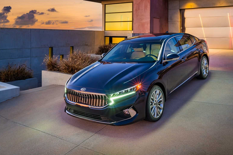 Bên dưới những thay đổi về mặt thẩm mỹ vẫn là cỗ máy cũ, khối động cơ 3.3L V6, cho công suất 290 mã lực và mô men xoắn cực đại 253 pound-feet (343 Nm). Đi kèm là hộp số tự động 6 cấp hoặc 8 cấp. Các công nghệ trợ lái như cảnh báo điểm mù, duy trì làn đường, kiểm soát hành trình thông minh, cảnh báo va chạm sau và hỗ trợ tránh va chạm khi đỗ xe... Giá xe Kia K7 2020 hiện vẫn chưa được công bố.