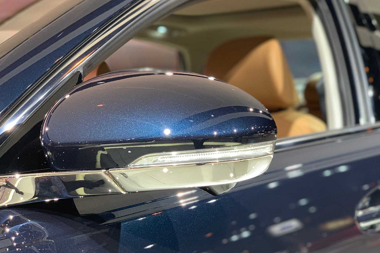 Đuôi xe ấn tượng với dải đèn hậu kéo dài sang 2 bên, kết nối nhau bằng dải gạch đứt ở giữa. Được biết, hai đầu ống xả trên cản sau chỉ mang tính chất trang trí, ống xả thật được đặt gọn gàng dưới gầm xe. Tổng thể được hoàn thiện với bộ mâm đa chấu thể thao (tiêu chuẩn 18 inch, tùy chọn 19 inch).