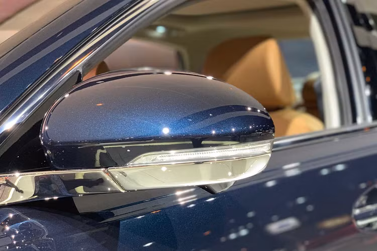 Đuôi xe ấn tượng với dải đèn hậu kéo dài sang 2 bên, kết nối nhau bằng dải gạch đứt ở giữa. Được biết, hai đầu ống xả trên cản sau chỉ mang tính chất trang trí, ống xả thật được đặt gọn gàng dưới gầm xe. Tổng thể được hoàn thiện với bộ mâm đa chấu thể thao (tiêu chuẩn 18 inch, tùy chọn 19 inch).