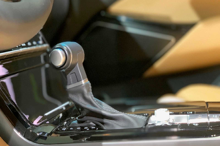 Giữa xe là màn hình thông tin giải trí cảm ứng 12,3 inch. Màn hình này được tích hợp hệ thống thông tin giải trí UVO và hỗ trợ điều khiển bằng giọng nói. Xe còn được trang bị màn hình hiển thị HUD và phanh tay điện tử. Kế bên là màn hình cụm đồng hồ 4,2 inch. Trang trí xung quanh là hệ thống đèn âm tường đa sắc. Kia trang bị thêm 3 cổng USB cho người sử dụng.