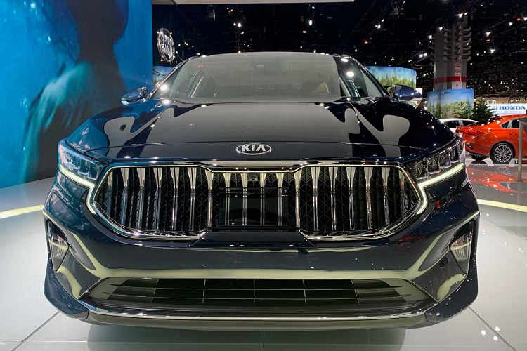 Kia K7 mới có lưới tản nhiệt mới dạng nan đứng được tạo hình lõm vào phía trong. Phong cách thiết kế này gợi nhớ đến những mẫu xe của Maserati. Đèn pha được thiết kế gọn gàn hơn và dải LED ban ngày được kéo dài xuống phần nửa dưới của lưới tản nhiệt, tạo 1 vệt "phẩy" lạ mắt.