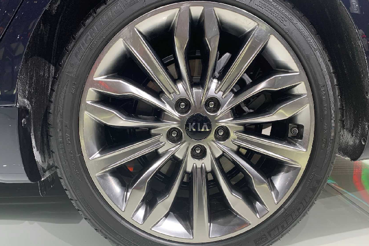 Nội thất Cadenza / K7 hoàn thiện đẹp mắt và sang trọng. Xe sử dụng ghế da cao cấp màu nâu nhạt, chỉ khâu kim cương đồng màu, tạo tổng thể hòa hợp. Nhà sản xuất cũng cho biết khả năng cách âm của xe đã được cải thiện đáng kể.