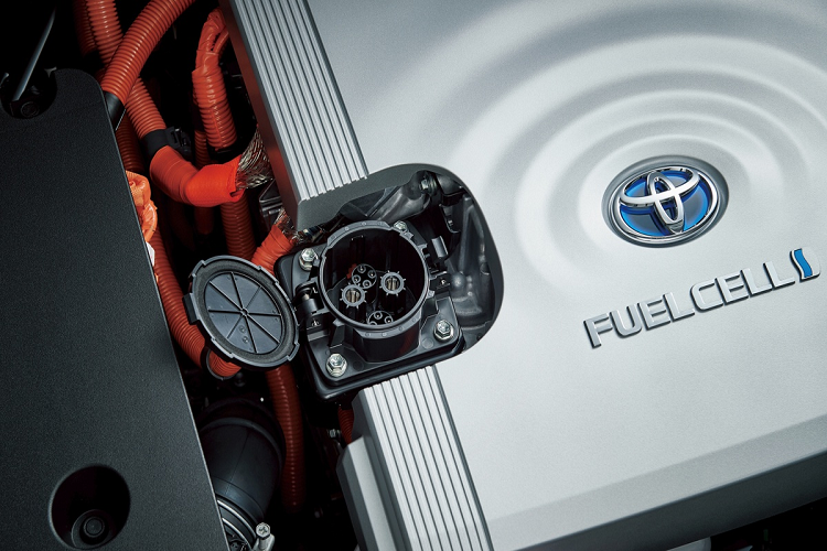 Cung cấp sức mạnh cho Mirai 2021 là động cơ điện, sản sinh công suất 180 mã lực và mô-men xoắn 300 Nm. So với Mirai thế hệ trước, động cơ điện trên Mirai đời mới mạnh hơn 29 mã lực.