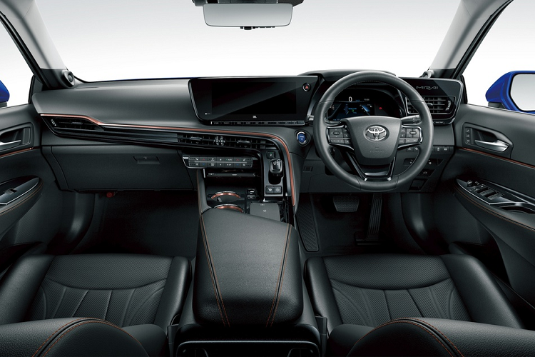 Không gian nội thất của Mirai cũng theo nguyên tắc tối giản với các mặt phẳng làm chủ đạo. Xe được trang bị bảng đồng hồ kỹ thuật số 8 inch, màn hình thông tin giải trí cảm ứng 12,3 inch tích hợp Android Auto/Apple CarPlay, dàn âm thanh 14 loa của JBL và sạc không dây chuẩn Qi.