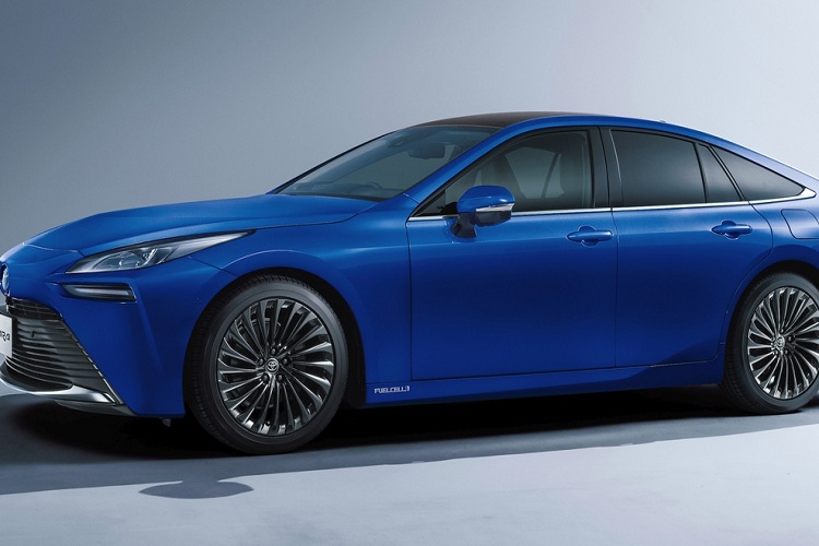Đúng một năm sau khi tung ra những thông tin đầu tiên về Mirai thế hệ mới, Toyota chính thức giới thiệu mẫu sedan này tại thị trường Nhật. Mẫu xe sử dụng pin nhiên liệu (FCEV - Fuel Cell Electric Vehicle) này có 2 phiên bản gồm G và Z. Giá xe Toyota Mirai 2021 mới khởi điểm từ 7,1 triệu yen (68.200 USD) cho bản G đến 7,9 triệu yen (75.875 USD) đối với bản Z.