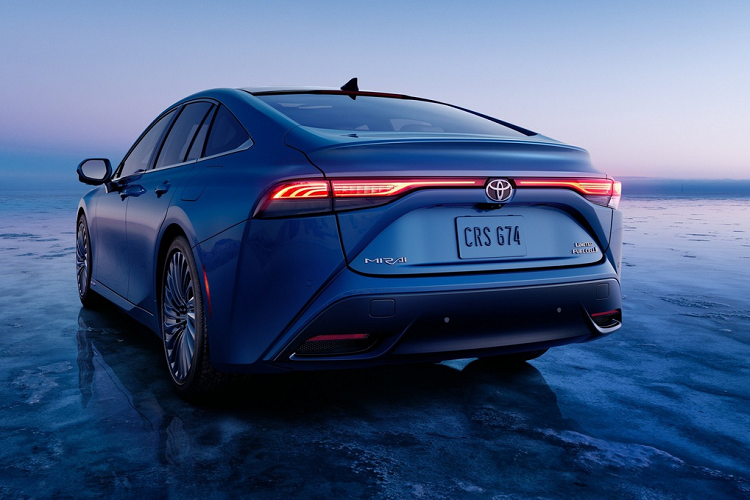 Hướng đến sự sang trọng, Mirai thế hệ thứ 2 được loại bỏ các đường gân thể thao. Do đó, thân xe của Mirai cho cảm giác phẳng và to hơn. Mui xe của Mirai thấp dần về sau, mang hơi hướm những mẫu sedan lai coupe đang thịnh hành trong thời gian gần đây.