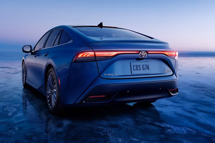 Hướng đến sự sang trọng, Mirai thế hệ thứ 2 được loại bỏ các đường gân thể thao. Do đó, thân xe của Mirai cho cảm giác phẳng và to hơn. Mui xe của Mirai thấp dần về sau, mang hơi hướm những mẫu sedan lai coupe đang thịnh hành trong thời gian gần đây.