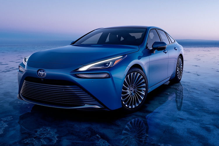 Đuôi xe của Mirai được chia nhiều mảng với những đường cắt xẻ. Hệ thống đèn hậu với họa tiết chữ L cách điệu tương tự các mẫu sedan của Lexus. Bộ mâm đa chấu dạng xoắn giúp xe thêm phần sang trọng.