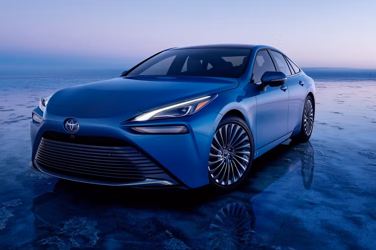 Đuôi xe của Mirai được chia nhiều mảng với những đường cắt xẻ. Hệ thống đèn hậu với họa tiết chữ L cách điệu tương tự các mẫu sedan của Lexus. Bộ mâm đa chấu dạng xoắn giúp xe thêm phần sang trọng.