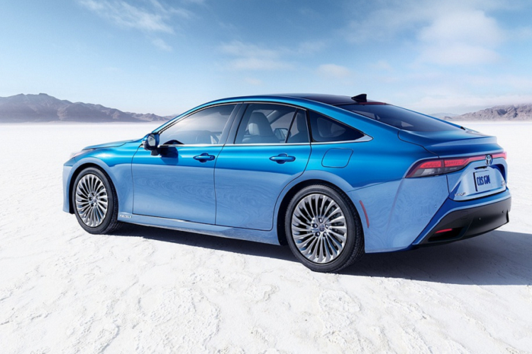 Toyota Mirai thế hệ mới được xây dựng trên nền tảng TNGA và khung gầm GA-L cho xe cỡ lớn. So với thế hệ trước, Mirai có kích thước dài 4.975 mm (+85 mm), rộng 1.885 mm (+70 mm), cao 1.470 mm (-65 mm). Chiều dài cơ sở của Mirai 2021 đạt 2.920 mm, dài hơn 140 mm so với thế hệ cũ.