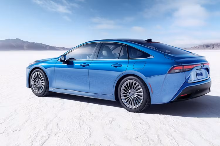 Toyota Mirai thế hệ mới được xây dựng trên nền tảng TNGA và khung gầm GA-L cho xe cỡ lớn. So với thế hệ trước, Mirai có kích thước dài 4.975 mm (+85 mm), rộng 1.885 mm (+70 mm), cao 1.470 mm (-65 mm). Chiều dài cơ sở của Mirai 2021 đạt 2.920 mm, dài hơn 140 mm so với thế hệ cũ.