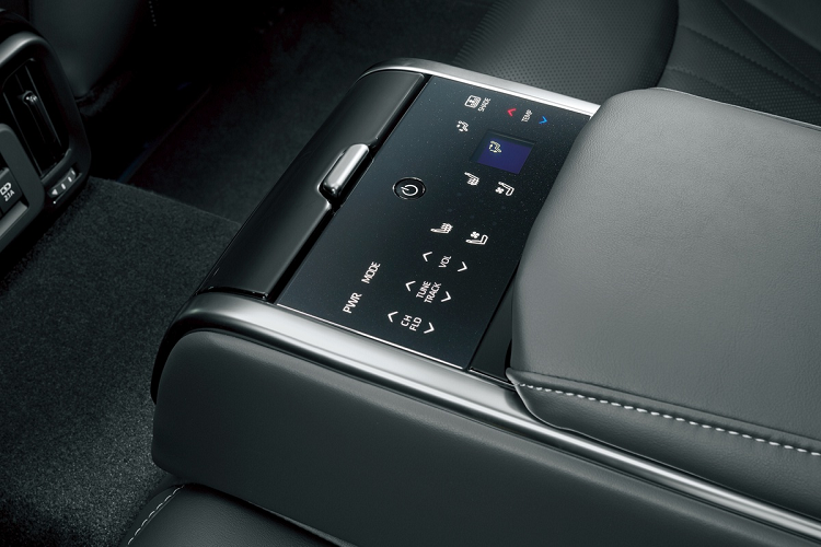 Mirai được trang bị gói Toyota Safety Sense mới nhất với hệ thống cảnh báo va chạm phía trước tích hợp phát hiện người đi bộ, hệ thống đánh lái khẩn cấp, kiểm soát hành trình bằng radar với tốc độ trên 48 km/h.