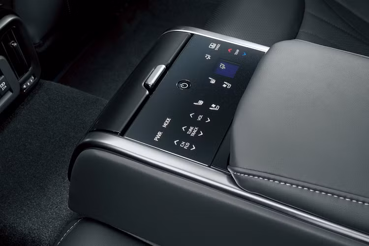 Mirai được trang bị gói Toyota Safety Sense mới nhất với hệ thống cảnh báo va chạm phía trước tích hợp phát hiện người đi bộ, hệ thống đánh lái khẩn cấp, kiểm soát hành trình bằng radar với tốc độ trên 48 km/h.