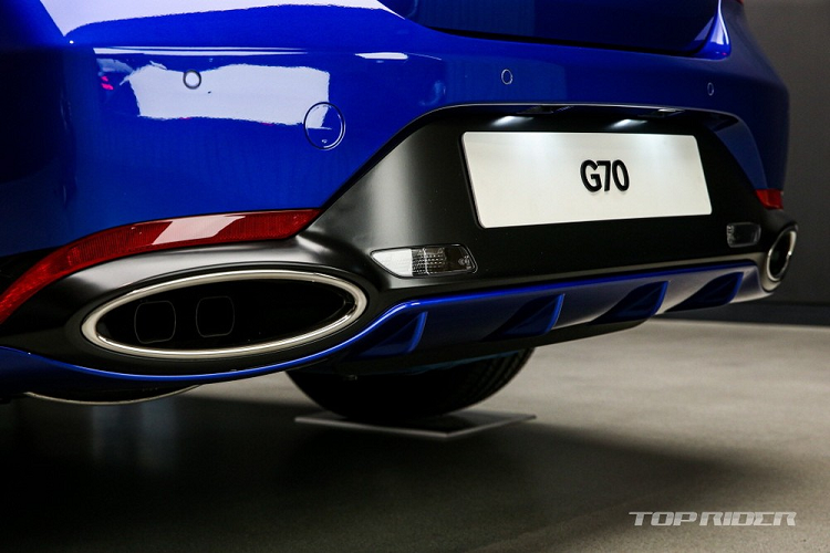 Cuối cùng là những trang bị an toàn của Genesis G70 2021 như 10 túi khí, cảnh báo va chạm phía trước, phát hiện điểm mù, mở cửa xe an toàn, cảnh báo phương tiện cắt ngang khi lùi, hỗ trợ bám làn đường, phanh tự động sau va chạm và hệ thống kiểm soát hành trình thông minh dựa trên định vị.