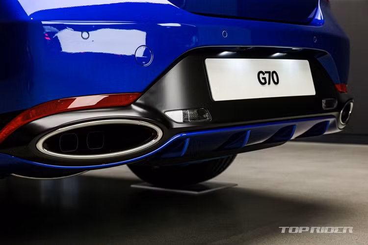 Cuối cùng là những trang bị an toàn của Genesis G70 2021 như 10 túi khí, cảnh báo va chạm phía trước, phát hiện điểm mù, mở cửa xe an toàn, cảnh báo phương tiện cắt ngang khi lùi, hỗ trợ bám làn đường, phanh tự động sau va chạm và hệ thống kiểm soát hành trình thông minh dựa trên định vị.