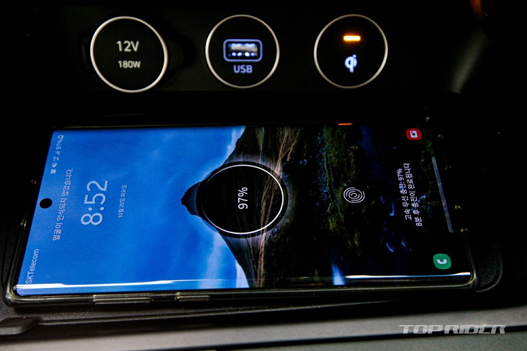 Đầu tiên là động cơ xăng 4 xi-lanh, tăng áp, dung tích 2.0 lít với công suất tối đa 249 mã lực và mô-men xoắn cực đại 353 Nm. Hai con số tương ứng của động cơ xăng V6, tăng áp kép, dung tích 3,3 lít là 365 mã lực và 510 Nm. Cuối cùng là động cơ diesel 4 xi-lanh, tăng áp, dung tích 2,2 lít với công suất tối đa 199 mã lực và mô-men xoắn cực đại 441 Nm.