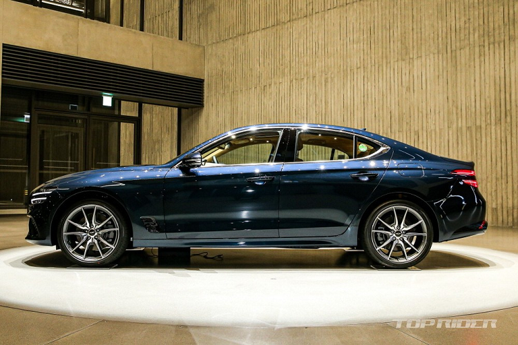 Như đã đưa tin, ở phiên bản 2021, mẫu xe sang Genesis G70 sở hữu ngoại hình hoàn toàn mới , nổi bật là cụm đèn pha với tạo hình 4 dải đèn nằm ngang mang tên "Quad Lamps", tương tự 2 người anh em G80 và G90.