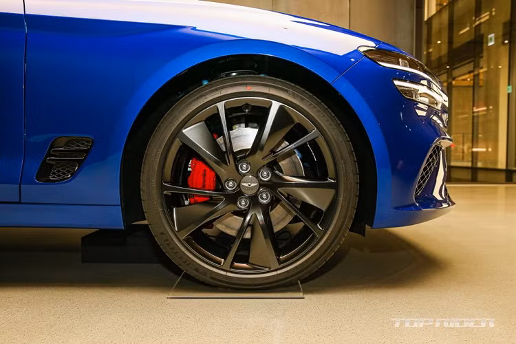 Lưới tản nhiệt trên hình chiếc khiên đặc trưng, lưới tản nhiệt dưới khá rộng, hốc gió thiết kế mới... khe gió sau chắn bùn trước và vành khác biệt cũng là những điểm nhấn trong thiết kế của mẫu sedan hạng C này.