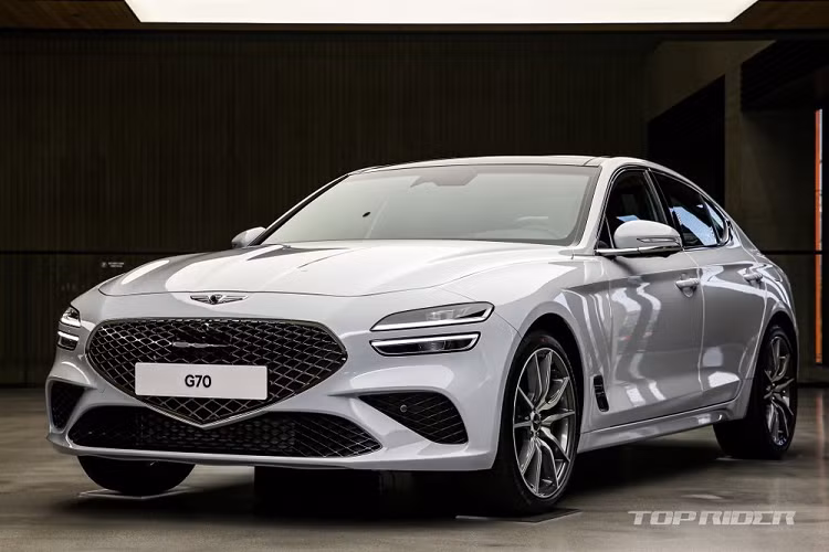 Cả 3 động cơ kể trên đều có thể dùng cho bản Sport của Genesis G70 2021. So với bản thường, Genesis G70 Sport 2021 chẳng những sở hữu thiết kế thể thao hơn mà còn được bổ sung hệ thống treo thích ứng, phanh Brembo và khóa vi sai chống trượt. Ở bản Sport, động cơ xăng 4 xi-lanh sẽ có công suất tối đa tăng 3 mã lực lên 252 mã lực. Trong khi đó, Genesis G70 Sport 2021 bản V6 mạnh 368 mã lực và có thêm hệ thống xả thể thao biến thiên, mang đến âm thanh "đã tai" hơn.