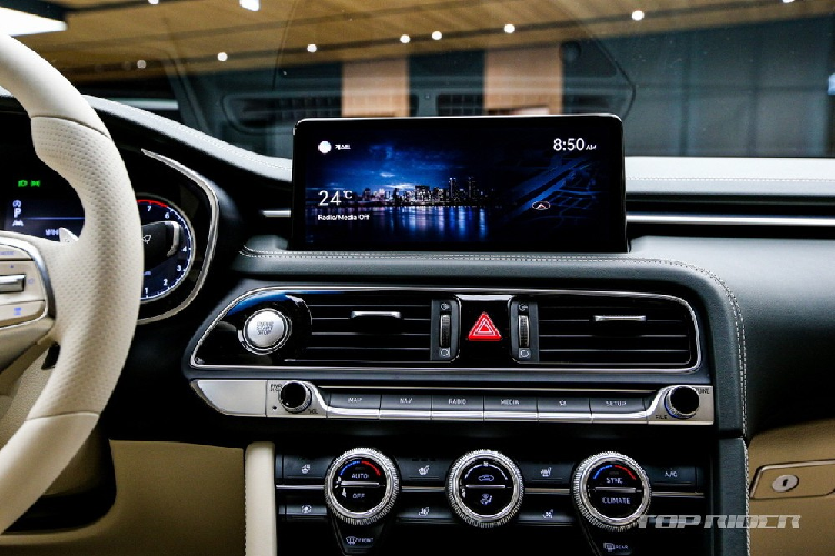 Tiếp đến là hệ thống camera hành trình tích hợp sẵn trên xe và công nghệ khóa điện tử. Ngoài ra, Genesis G70 2021 còn có khay sạc điện thoại không dây được xoay từ nằm dọc sang nằm ngang và tăng kích thước để phù hợp với những loại điện thoại lớn hơn. Nằm bên dưới nắp ca-pô của Genesis G70 2021 tại thị trường Hàn Quốc là 3 loại động cơ khác nhau.