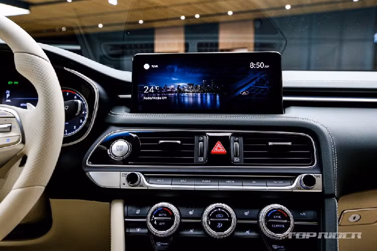 Tiếp đến là hệ thống camera hành trình tích hợp sẵn trên xe và công nghệ khóa điện tử. Ngoài ra, Genesis G70 2021 còn có khay sạc điện thoại không dây được xoay từ nằm dọc sang nằm ngang và tăng kích thước để phù hợp với những loại điện thoại lớn hơn. Nằm bên dưới nắp ca-pô của Genesis G70 2021 tại thị trường Hàn Quốc là 3 loại động cơ khác nhau.