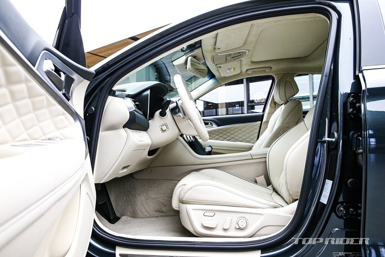 Để đảm bảo không gian nội thất yên tĩnh, thoải mái hơn cho người dùng, Genesis G70 2021 được trang bị kính lái và kính cửa sổ trước cách âm. Không chỉ yên tĩnh, nội thất của mẫu xe Hàn Quốc này còn có nhiều trang bị tiện nghi như bảng đồng hồ nâng cấp với màn hình 8 inch tiêu chuẩn và màn hình thông tin giải trí cỡ lớn hơn, đạt kích thước 10,25 inch.