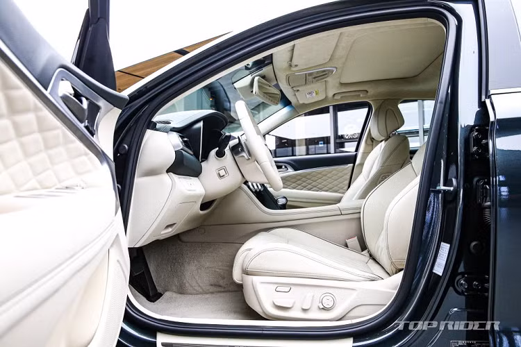 Để đảm bảo không gian nội thất yên tĩnh, thoải mái hơn cho người dùng, Genesis G70 2021 được trang bị kính lái và kính cửa sổ trước cách âm. Không chỉ yên tĩnh, nội thất của mẫu xe Hàn Quốc này còn có nhiều trang bị tiện nghi như bảng đồng hồ nâng cấp với màn hình 8 inch tiêu chuẩn và màn hình thông tin giải trí cỡ lớn hơn, đạt kích thước 10,25 inch.