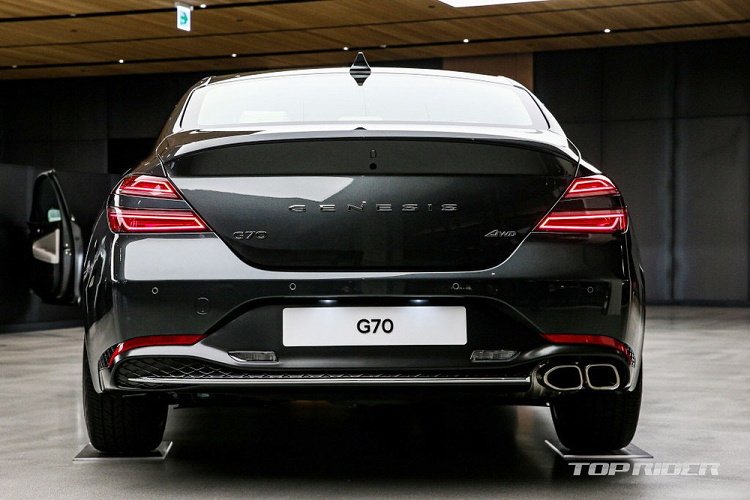 Đặc biệt, Genesis G70 2021 còn có chế độ lái Sport+ mới. Theo hãng Genesis, chế độ này sẽ ngắt hệ thống Start/Stop và trì hoãn việc chuyển lên số cao hơn càng lâu càng tốt khi xe tăng tốc. Ngoài ra, Genesis G70 2021 còn có hệ dẫn động 4 bánh toàn thời gian với chế độ Drift tích hợp sẵn. Hiện thương hiệu Genesis chưa tiết lộ nhiều thông tin liên quan đến chế độ này.