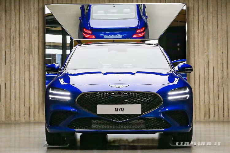 Vào hồi đầu tháng 9/2020 vừa qua, thương hiệu Genesis của tập đoàn Hyundai đã công bố những thông tin và hình ảnh chính thức đầu tiên của mẫu sedan hạng sang cỡ nhỏ G70 mới. Đến nay, Genesis G70 2021 mới chính thức được giới thiệu tại thị trường quê nhà Hàn Quốc.