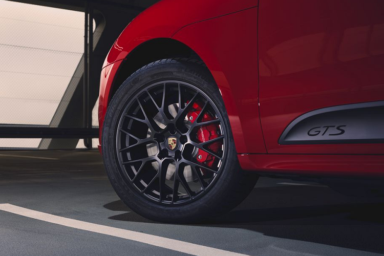 Về âm thanh, hệ thống ống xả thể thao tiêu chuẩn được tinh chỉnh dành riêng cho phiên bản GTS nhằm cung cấp cảm giác lái phấn khích hơn trên Macan GTS mới. Động cơ V6 dung tích 2,9 lít chính là nơi mang đến trải nghiệm âm thanh thể thao. Vị trí tăng áp đặt tại trung tâm cùng với hai bộ tăng áp được bố trí ở giữa hai hàng xy-lanh giúp Macan GTS có khả năng phản hồi trực tiếp một cách tối ưu.